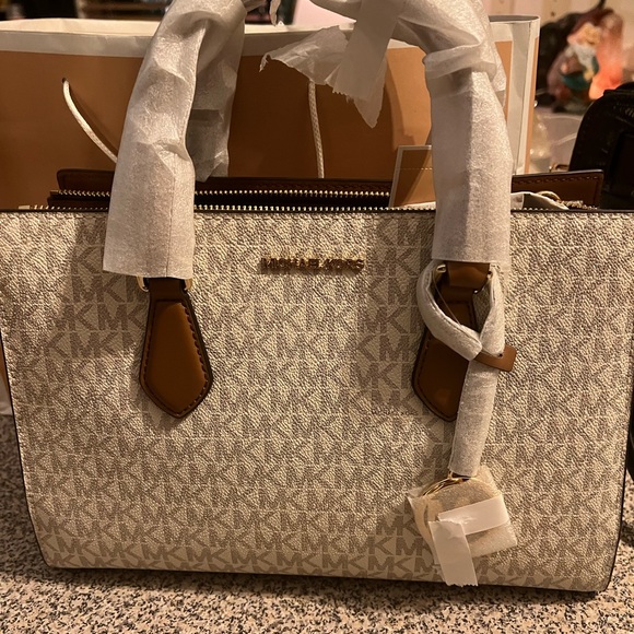 Brand New with tags! Micheal Kors purse “Sheila” in vanilla BEAUTIFUL! - Picture 8 of 13